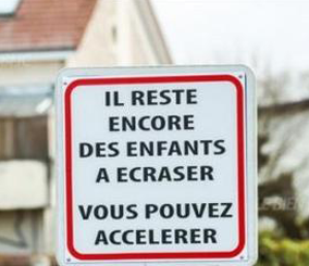 شاهد حكومة فرنسا تسخر من المسرعين بإضافة علامة مرورية ساخرة لتقليص حوادث السير