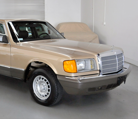 “بالصور” كندي قرر بيع سيارة مرسيدس بنز 1982 جديدة بعد 30 عاماً في كراجه Mercedes-Benz