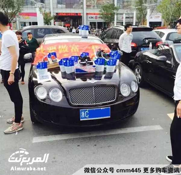 "بالصور" صينيين يملكون سيارات فاخرة ويبيعون الاحذية على الرصيف للصرف على وقود السيارة! 3