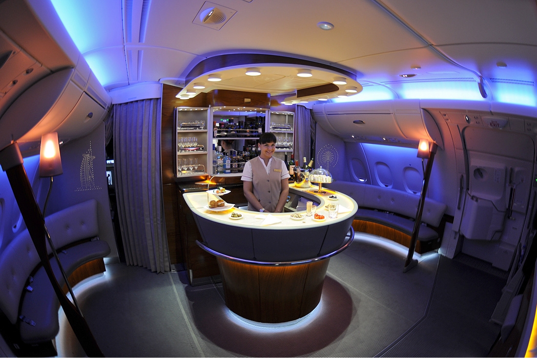 emirates_airbus_a380_onboard_bar_