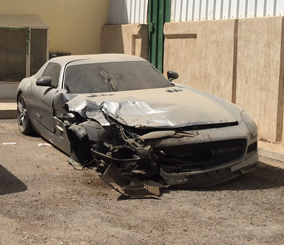 “بالصور” مرسيدس SLS AMG مهجورة في مدينة الرياض بعد تعرضها لحادث Mercedes-Benz SLS AMG