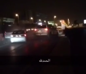 "فيديو" تعطل مركبة ليلاً على طريق الملك عبدالله بالرياض يتسبب بحادث حقيقي 3