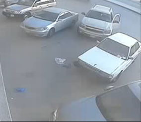 “فيديو” شاهد سرقة سيارة في وضع التشغيل من أمام إحدى البقالات!
