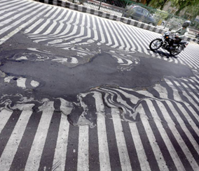 “بالصور” الطرق السريعة بدأت بالذوبان في الهند بسبب درجات الحرارة العالية