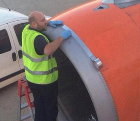 “صورة” شاهد مهندس يستخدم شريطاً لاصقاً لإصلاح محرك طائرة قبل إقلاعها