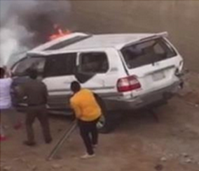 "بالفيديو" اشتعال سيارة بعد سقوطها من أعلى جسر ورجل أمن ومواطن يخاطران لإخراج قائدها رغم النيران 1