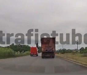 “فيديو” حادث شنيع جداً لشاحنة تصدم بشاحنة صغيرة بسبب انحراف مفاجئ في رومانيا