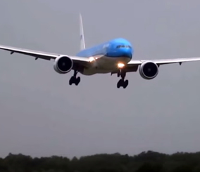 “فيديو” شاهد لحظة هبوط مرعب لطائرة ركاب في مدينة امستردام بسبب الرياح