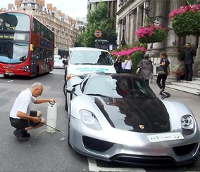 "بالفيديو والصور" سعودي أحد ابناء الراجحي يعطل السير في أحد شوارع لندن لتنظيف بسيارته الفارهة 4