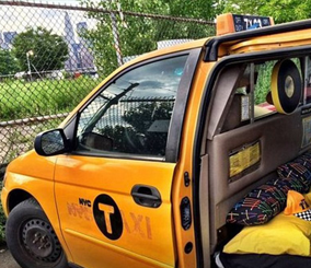 “بالصور” سائق سيارة أجرة يحول سيارته إلى غرفة نوم للسياح أثناء نقلهم