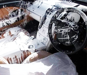 “صورة” سيارة مازيراتي كواتروبورتي تتلطخ داخليتها بالكامل بالطلاء الأبيض