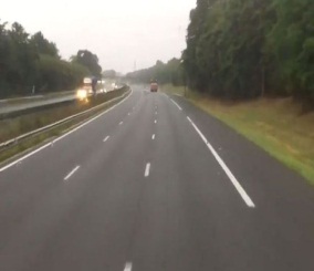 “فيديو” شاهد سائح يصور حادث ارتطام حافلة كان يستقلها من هولندا الى باريس