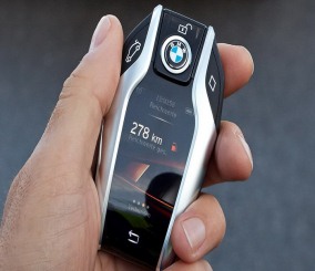 بي ام دبليو الفئة السابعة الجديدة 2016 تحصل على مفتاح بشاشة رقمية يركن السيارة عن بعد BMW Key