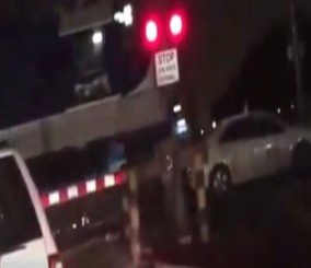 "بالفيديو" شاهد قطار يصطدم بسيارة أجرة في مدينة الدمام 3