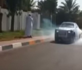 “فيديو” شاهد سائق يفحط ويحرق إطارات سيارة من نوع رولز رويس جوست