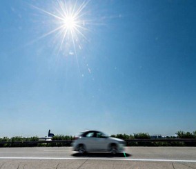 “تقرير” هل تضر أشعة الشمس المباشرة بلون السيارة وكفراتها ومحركاتها؟