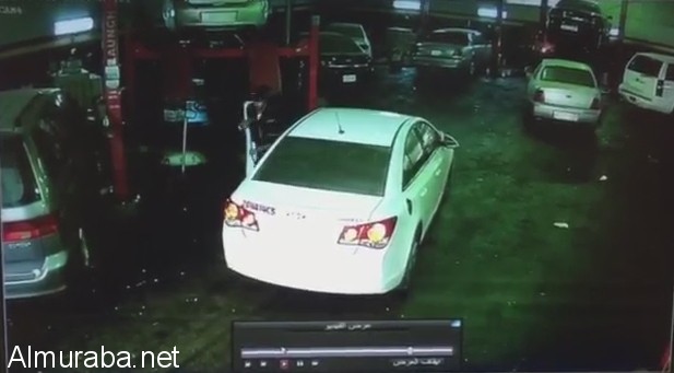 “فيديو” شاهد لحظات القبض على سارق سيارة بداخل ورشة سيارات بعد محاولة الهرب