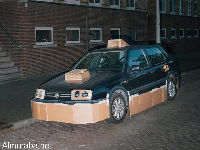 “بالصور” شخص هولندي يقوم بتعديل السيارات بواسطة الكرتون فقط هل هو مشهد ابداعي او مضحك؟