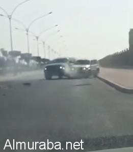 “فيديو” اصطدام متعمد بين سيارتين في السعودية ينتهي بتحطمهم جميعاً