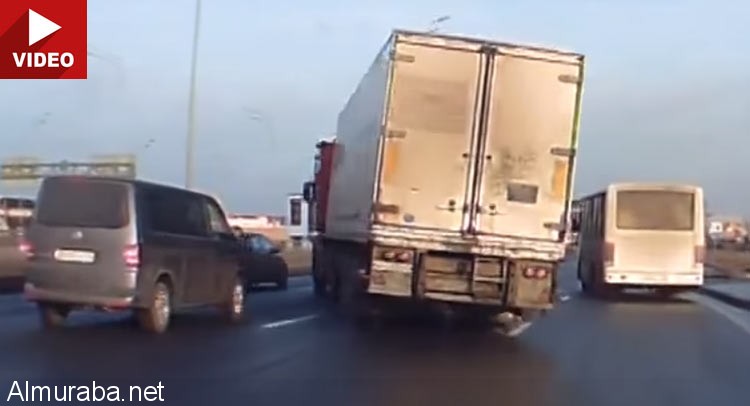 شاهد قائد شاحنة يتجنب الاصطدام بسيارات امامه بطريقة عجيبة