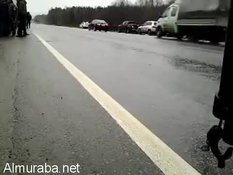 “فيديو” شاحنة تخرج عن السيطرة وتدهس متجمهرين على الطريق السريع