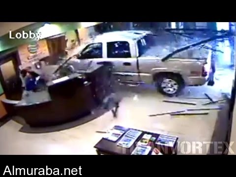 “فيديو” رجل يقتحم مدخل فندق بسيارته في أمريكا بسبب خلاف على الحساب