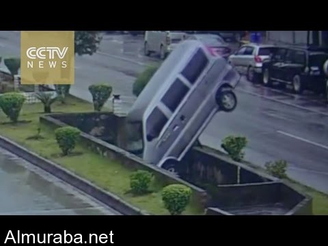 “فيديو” حادث تصادم يؤدي لسقوط سيارة في قناة مائية في الصين