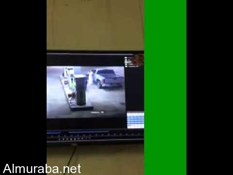 “فيديو” كاميرا مراقبة ترصد لحظة هجوم ثلاثة شبان على عامل محطة وقود وسرقته