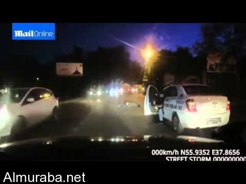 “فيديو” شاهد لحظة سقوط مريض من سيارة إسعاف في روسيا