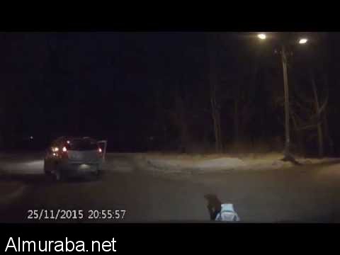 “فيديو” انتبه وشاهد لحظة سقوط طفل صغير من سيارة والديه وهي تسير على الطريق