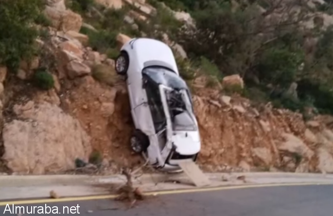 “فيديو” سقوط رنج روفر من سيارة نقليات في عقبة تنومة بالجنوب