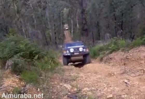 “فيديو” سيارة تتدحرج وتسقط أثناء صعودها منحدراً وعراً