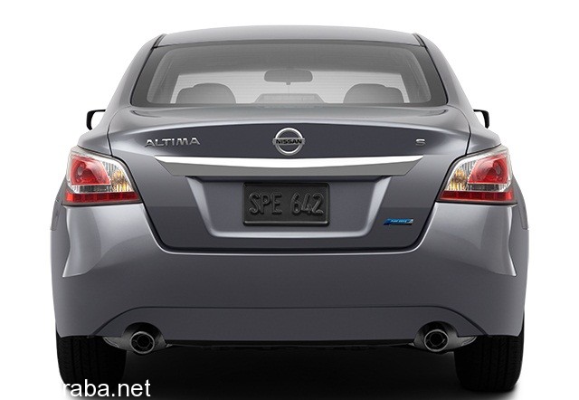 The-back-of-the-car-2015-Nissan-Altima-S