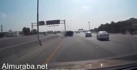 “فيديو” شاب يتعمد صدم سيارة وقلبها على طريق الدمام
