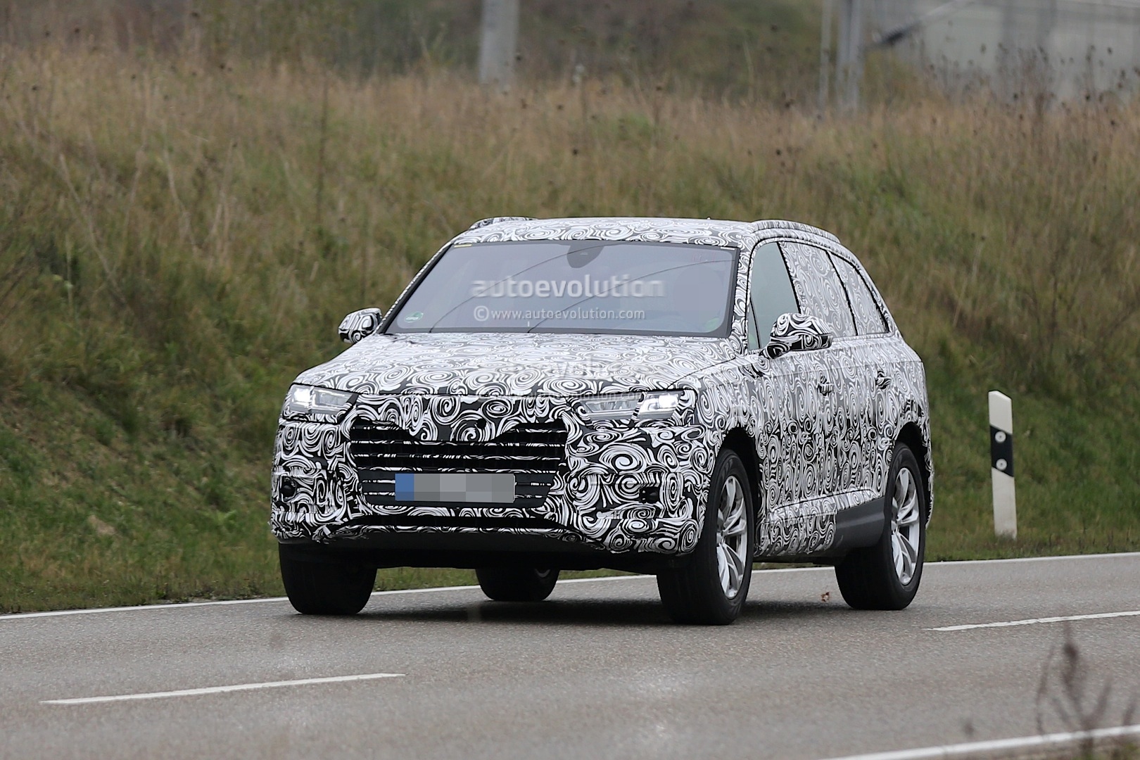 2016-audi-q7-spied-with-matrix-led-headlights-for-first-time_1
