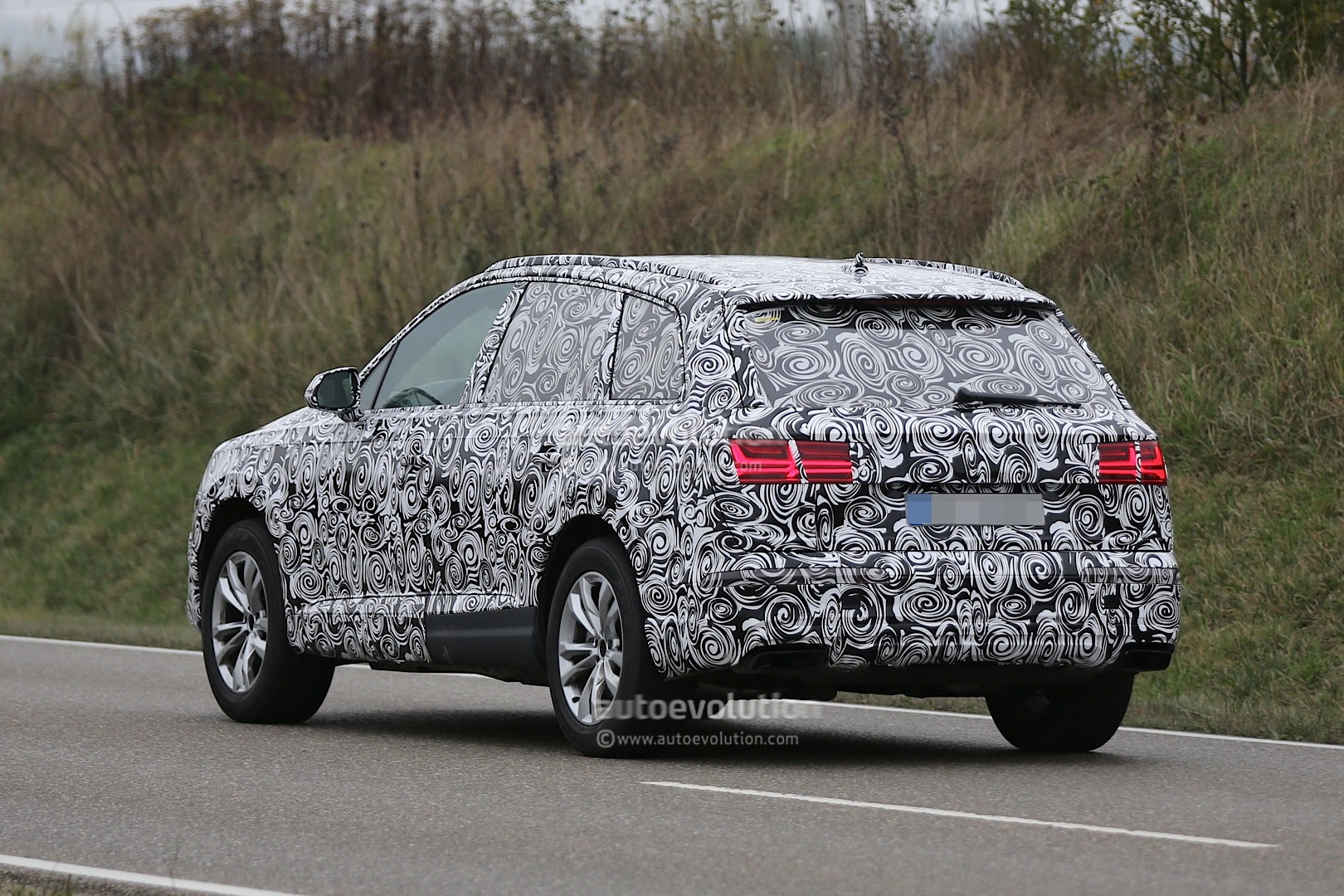 2016-audi-q7-spied-with-matrix-led-headlights-for-first-time_7