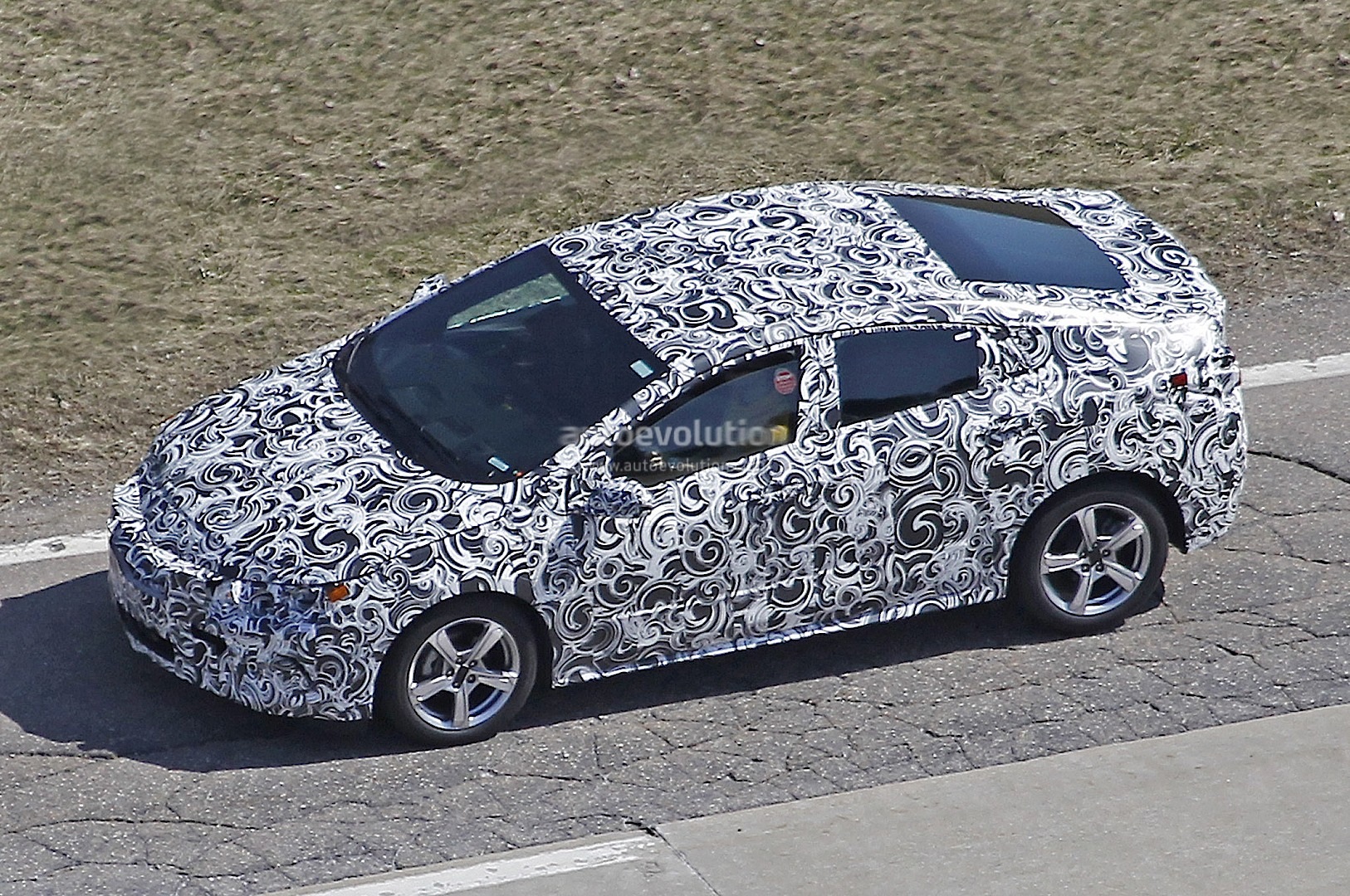 2016-second-generation-chevrolet-volt-spied-working-for-future-electric-family_3
