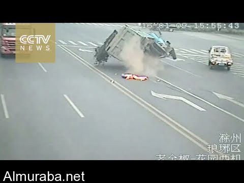 “فيديو” شاهد شاحنة تصدم عامل نظافة في وسط الطريق السريع بالصين