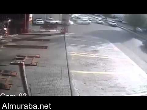 “فيديو” تصادم عنيف بين سيارتين في إحدى مناطق المملكة