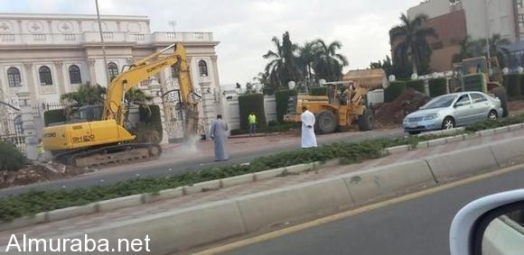 “صور وفيديو” إزالة تعديات على طريق أمام قصر رجل الأعمال “صبحي بترجي” الذي يعيق السيارات في مدينة جدة