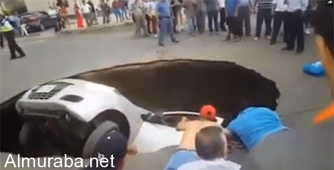 “فيديو” شاهد عملية إنقاذ مثيرة لركاب داخل سيارة إبتلعتها الأرض