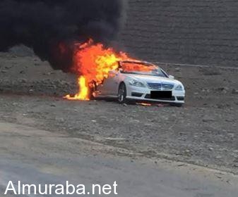 “فيديو” إماراتي يشعل النار بسيارته المرسيدس متعمداً في الفجيرة