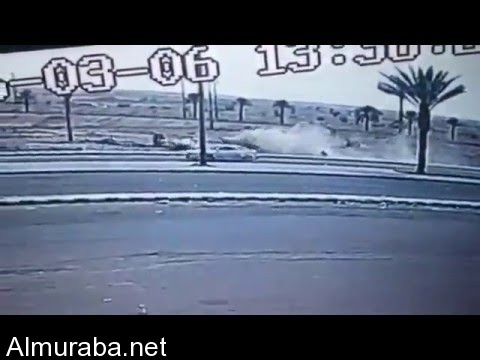 “فيديو” سيارة خارجة عن السيطرة تدهس اثنين على طريق المدينة حائل