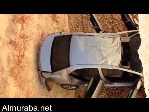 “فيديو” شاهد سقوط سيارة في حفريات عميقة بالرياض