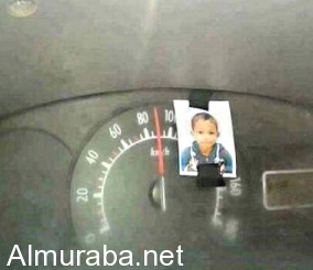 حتى لا يتجاوز سرعة 100 كلم/ ساعة أثناء القيادة أب سعودي يضع صورة ابنه على عداد السرعة