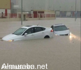 الأمطار الغزيرة ببعض مدن الإمارات تتسبب في إغراق السيارات وقطع الطرقات وحوادث سير مرورية