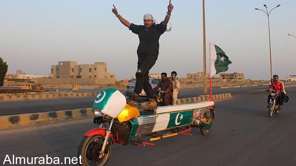 “فيديو” باكستاني يستعرض مهاراته الفائقة في قيادة دراجة نارية غريبة
