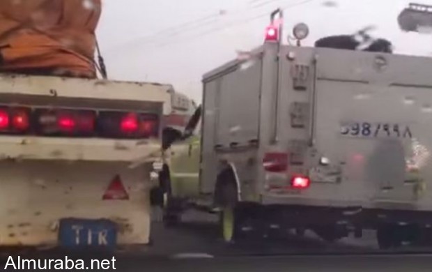 “فيديو” حادث مروع كابرس مع شاحنة نقليات بالرياض