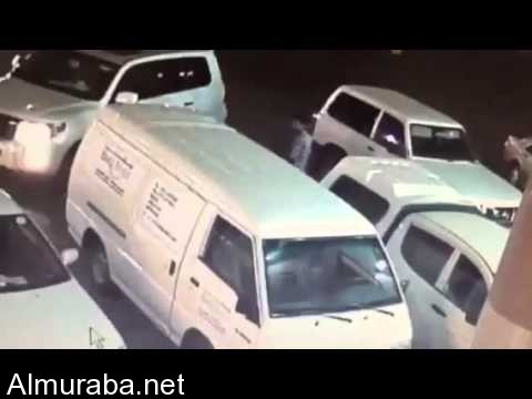 “فيديو” شاهد لحظات سرقة سيارة لاندكروزر تركها مالكها في وضع التشغيل