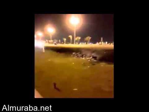 “فيديو” شاهد دهس متجمهرين في ساحة تفحيط بالرياض